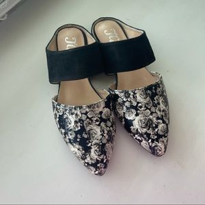 Journee Collection Pointed Shoes